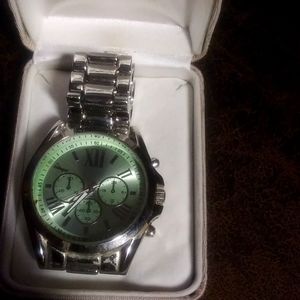 ♦Free watch needs battery w/ purchase